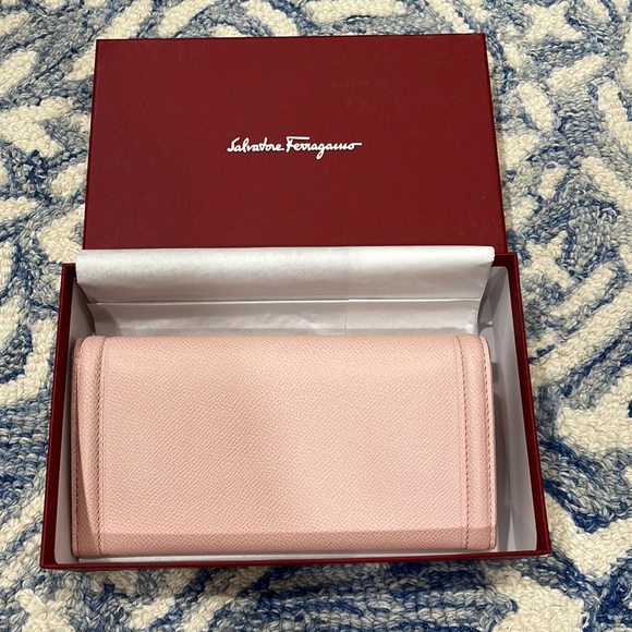 Beautiful blush pink authentic leather Ferragamo Women’s Vara Bow Wallet - Picture 5 of 5